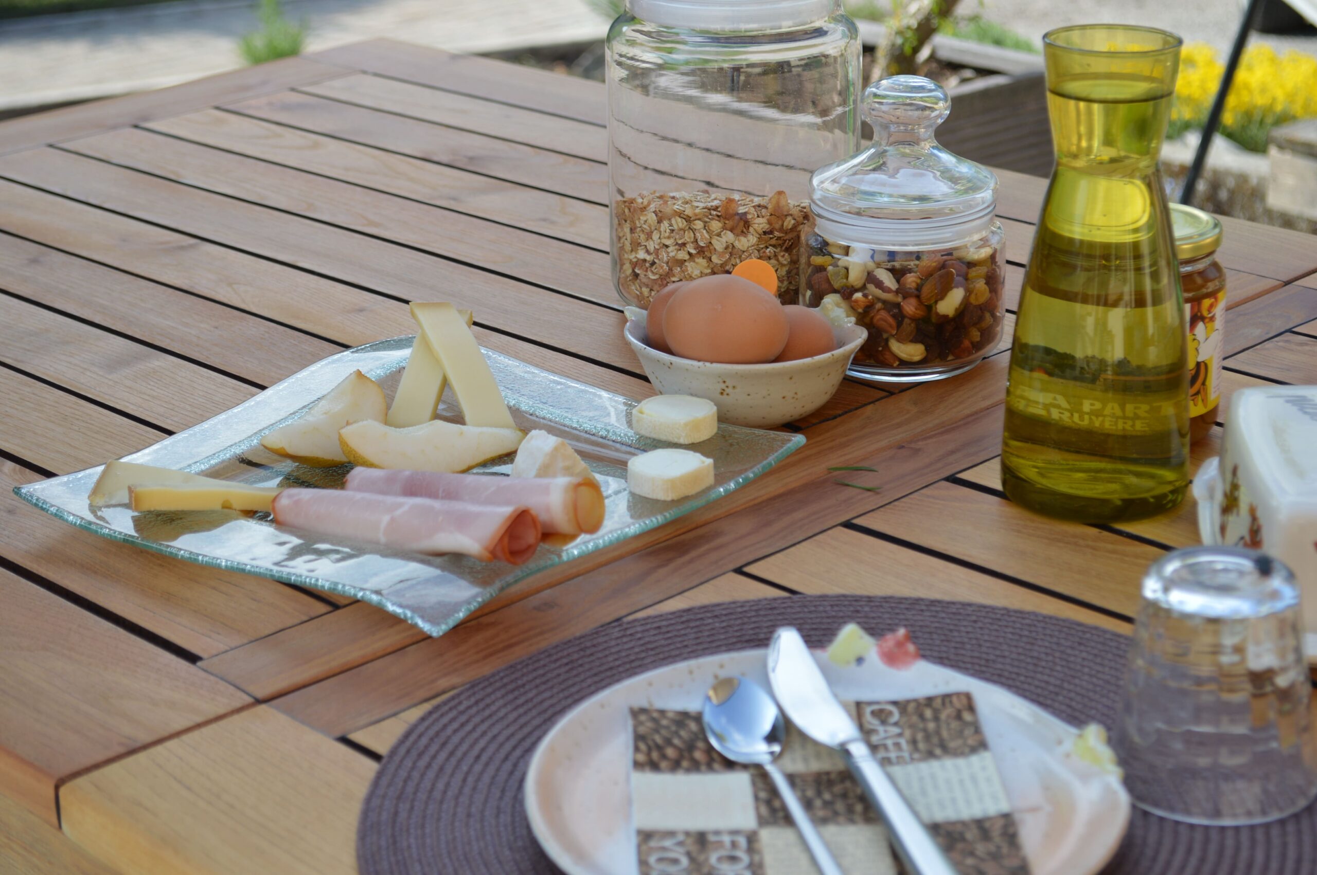 Petit déjeuner généreux avec fromage, viande, œufs, céréales, fruits et pain